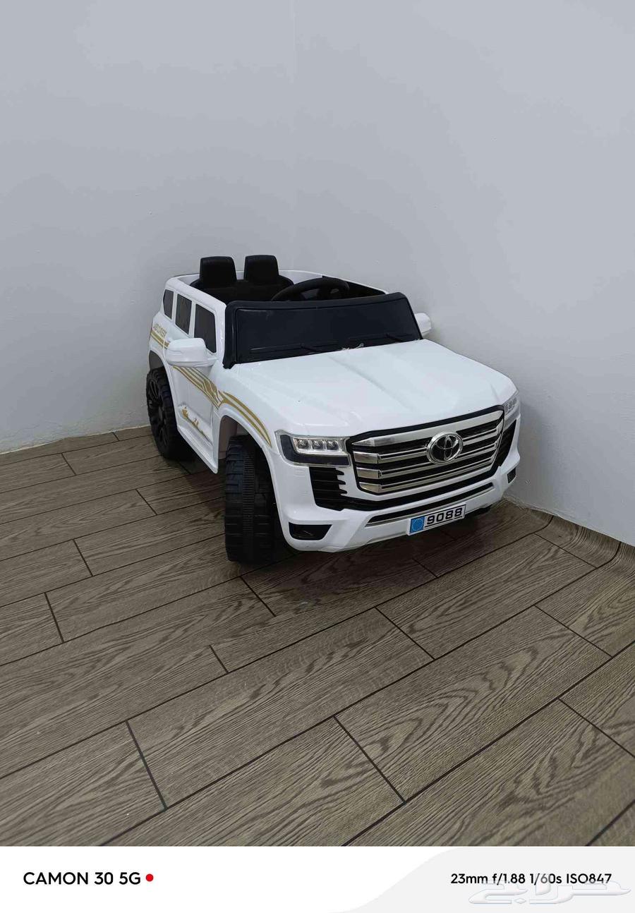 Almost new remote control car, only needs battery64426698697601111