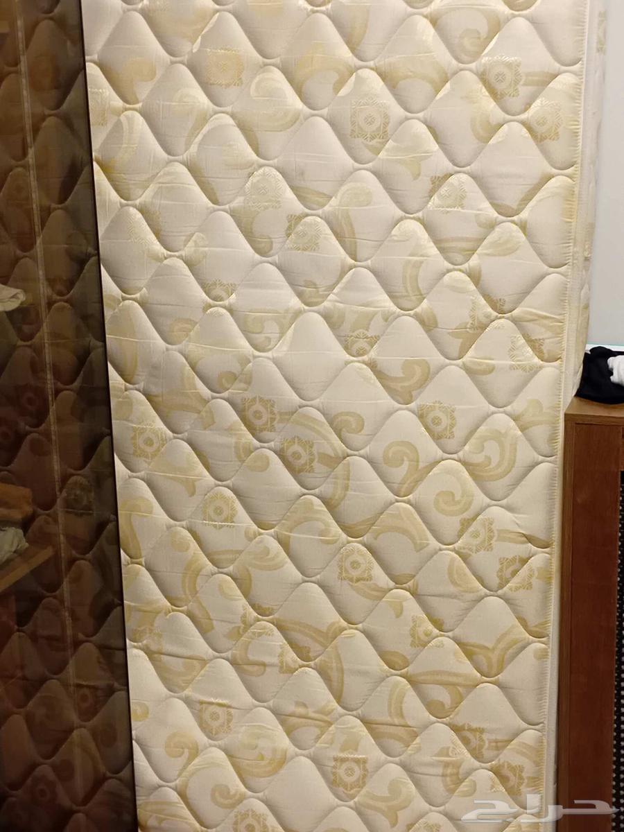 طاوله خشبية دائرية بحاله جيد8. حوض سمك مع الفلتر مرتبه64427330925059110