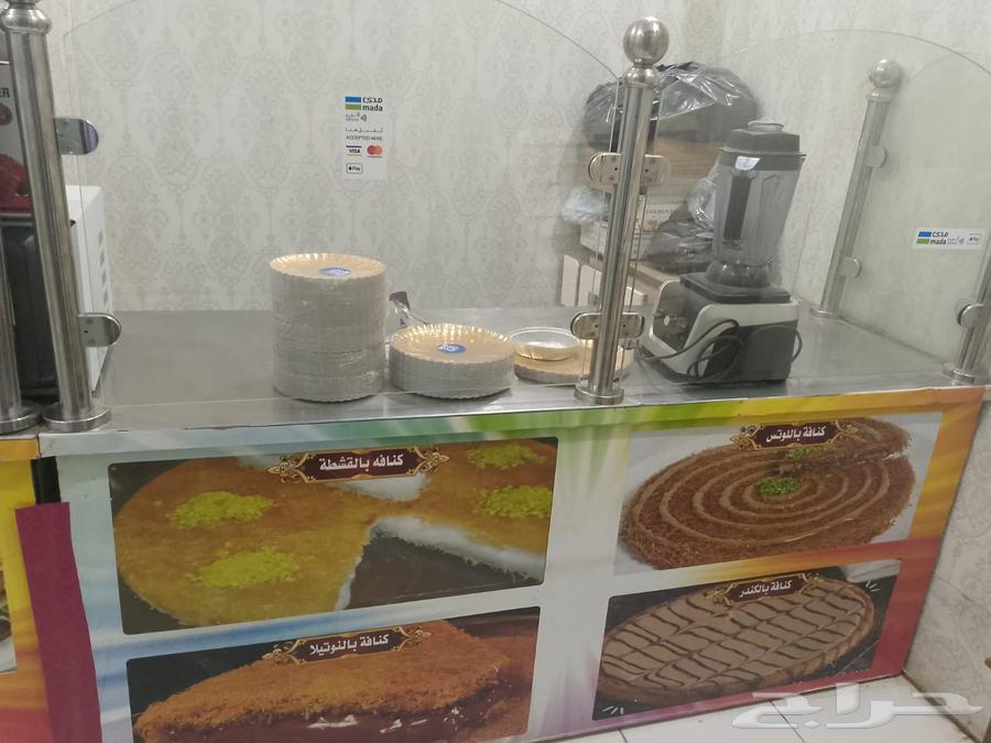 Stainless steel table with stainless steel enclosure on all sides, two meters in diameter64429708490625110