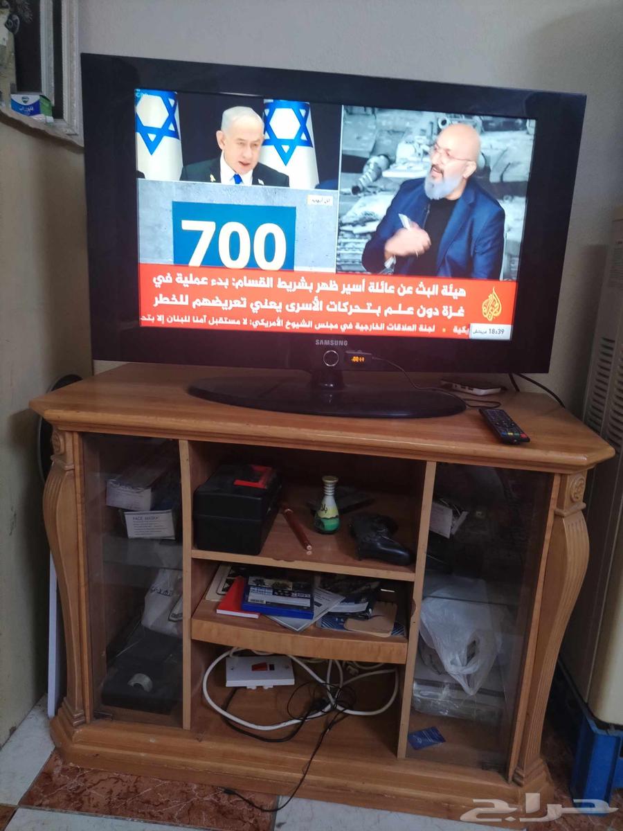 Samsung 32-inch screen with table and receiver64592588681729110