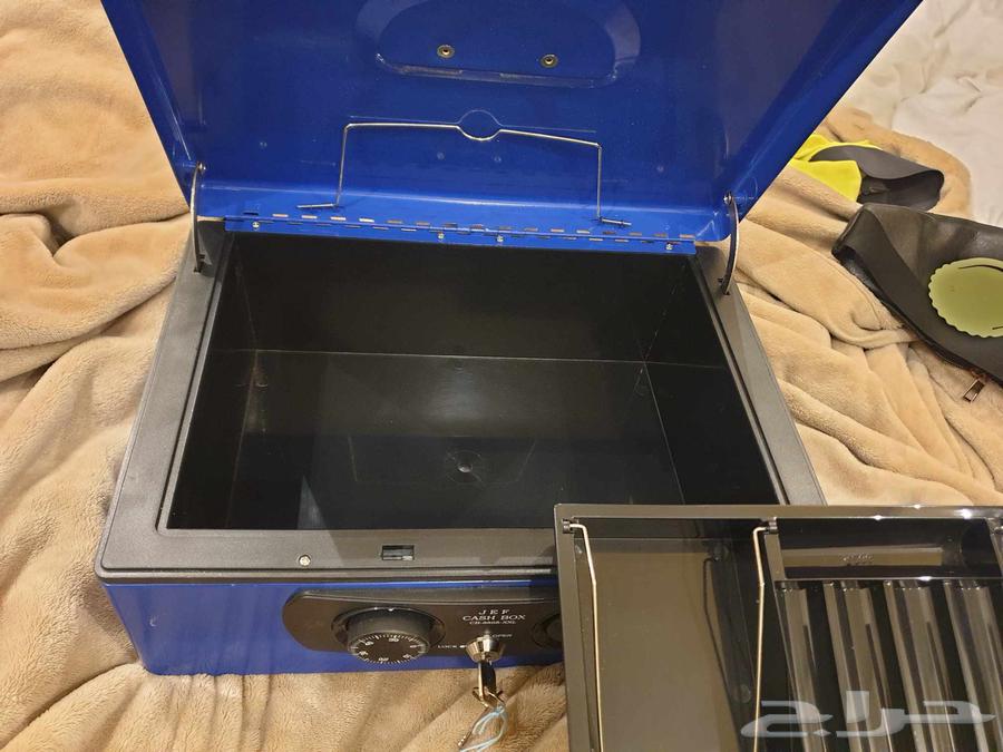 For sale cash storage box with new combination lock and key64432400249857112