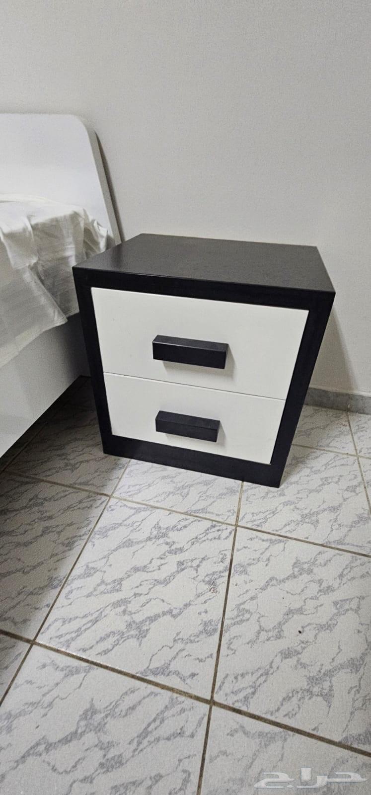 سرير مع دولاب و مراية وكمدينة64432632567938110