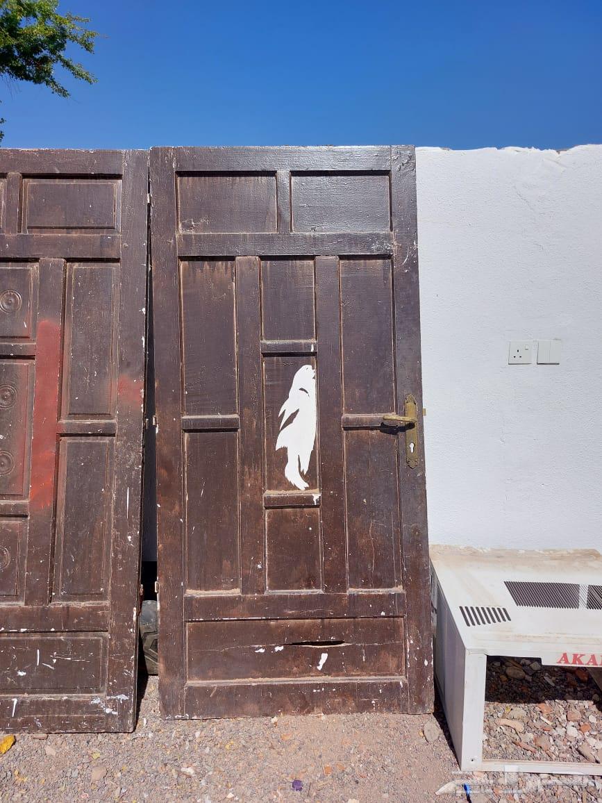 بابين خشب وشبك مكيف خارجي للبيع64427811287811112