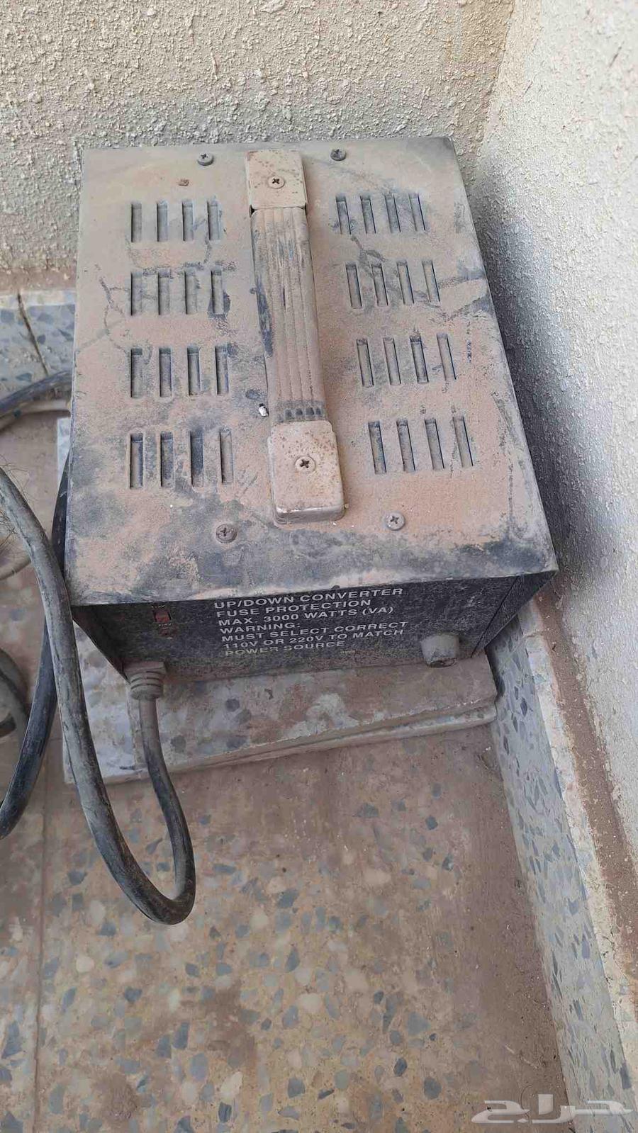 الجهاز الظاهر في الصورة هو محول جهد (Voltage Converter) من ن64438699802881110