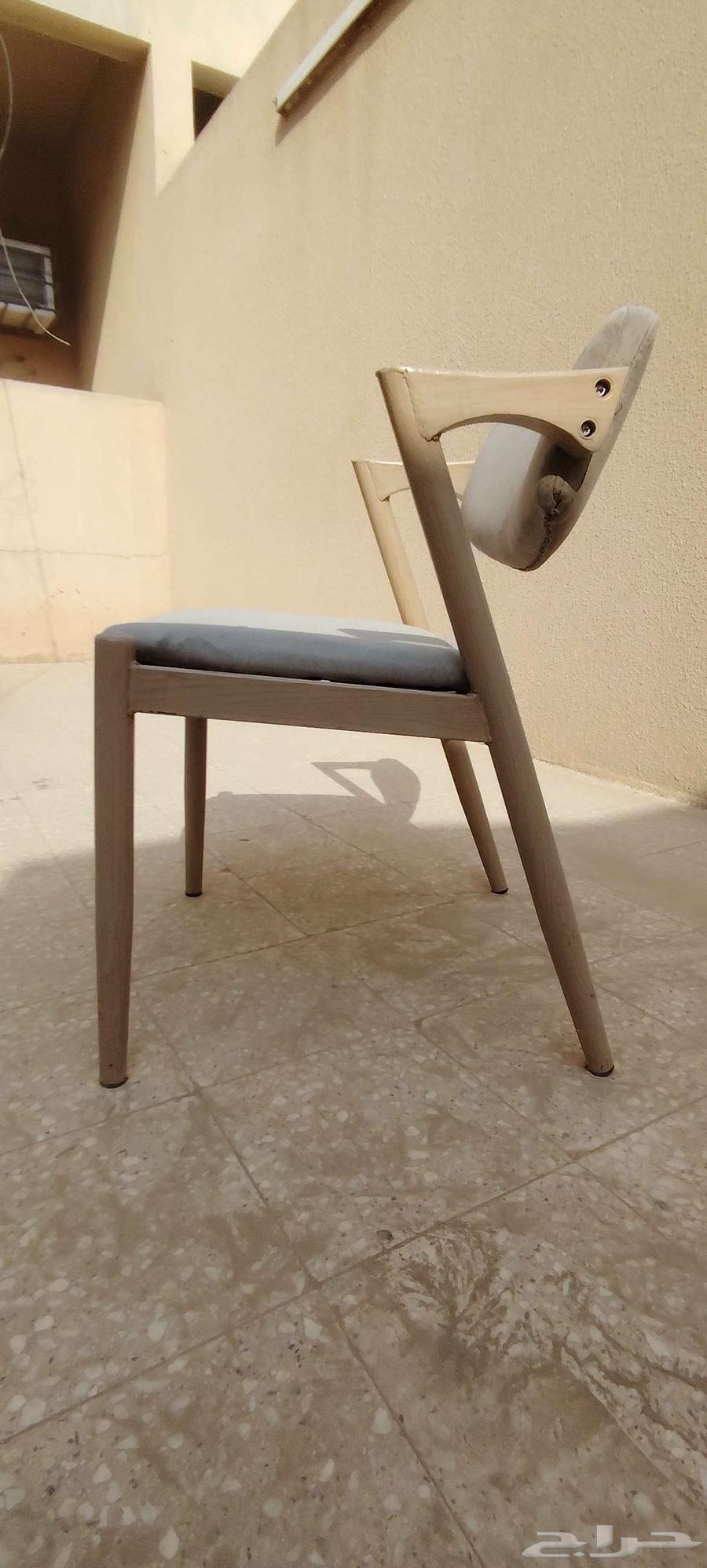 Four chairs with a used table64441144635011113