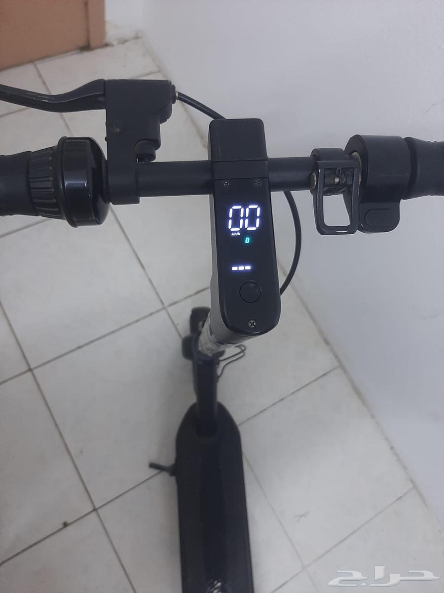 اسكوتر للبيع بحاله ممتازه يتحمل 120 كيلو  مع الشاحن سرعه64437382637569111