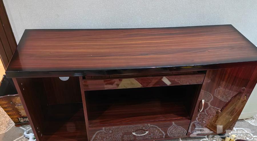 مكتب بحالة ممتازة جدا بكامل ملحقاته64437975314947111