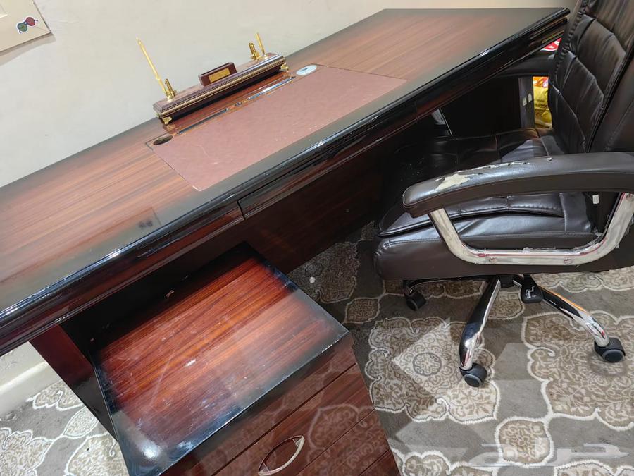 مكتب بحالة ممتازة جدا بكامل ملحقاته64437975314947110