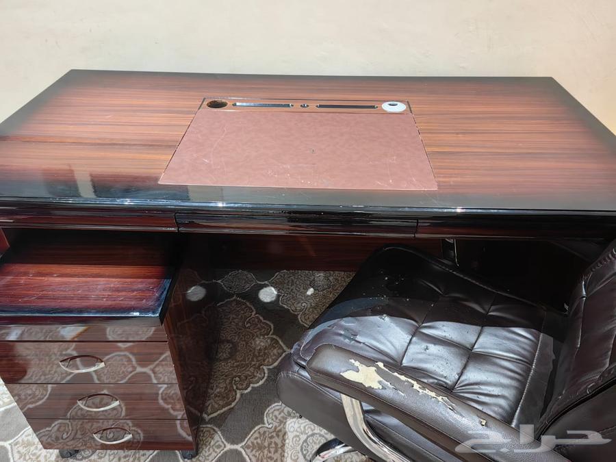 مكتب بحالة ممتازة جدا بكامل ملحقاته64437975314947112