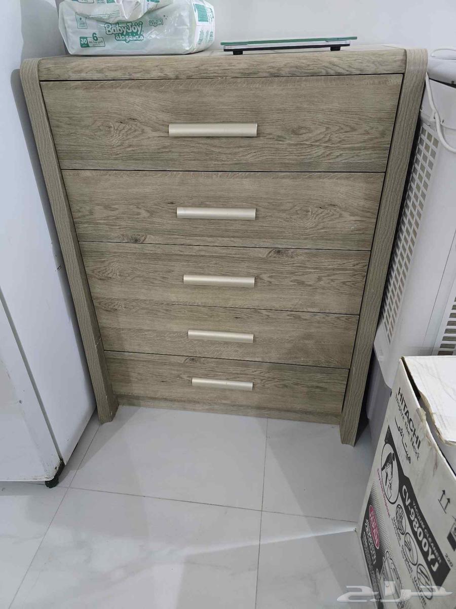 Single and a half bed with mattress, dresser, and five-piece set for sale from Home Box64434346125442111