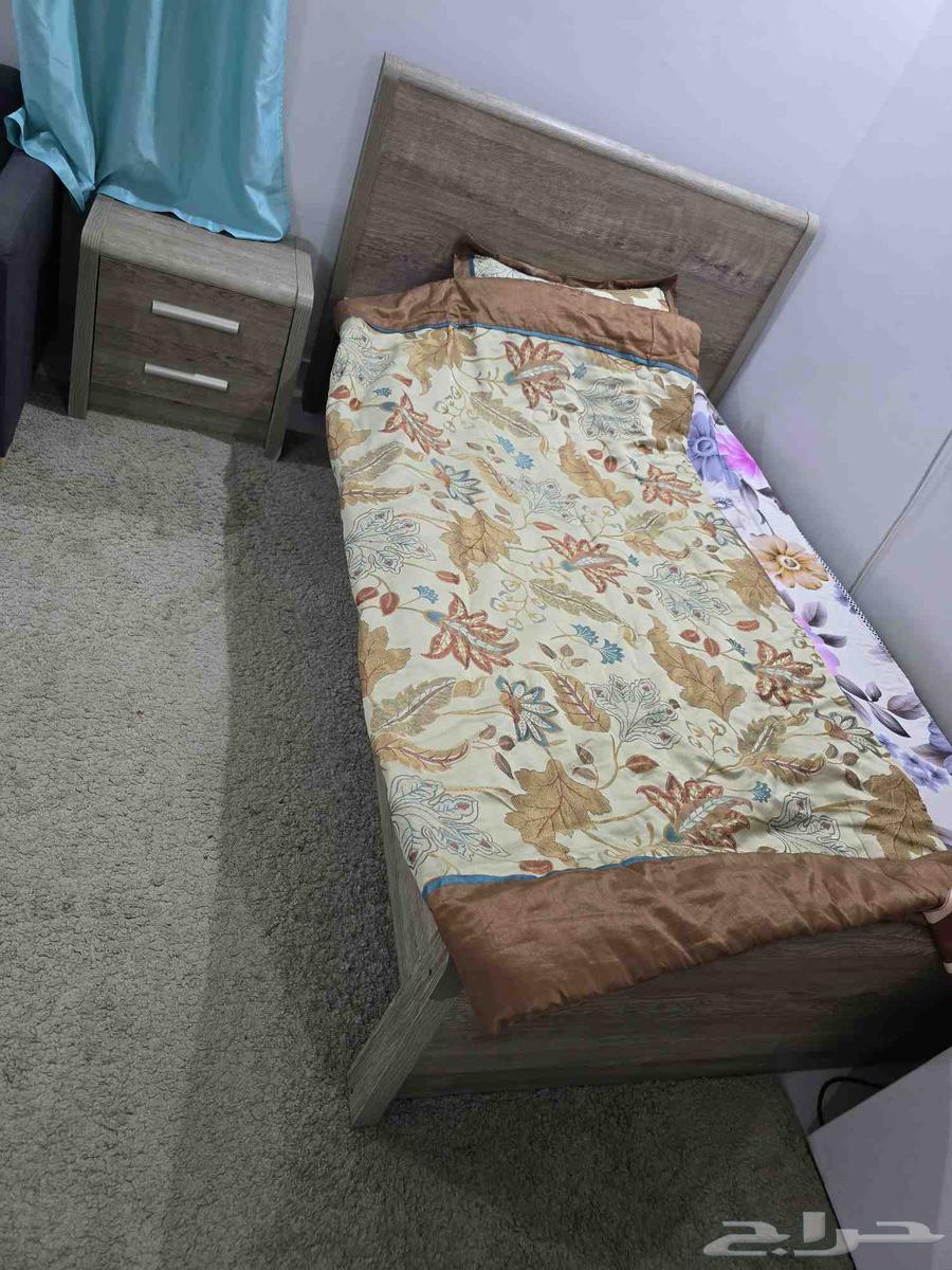 Single and a half bed with mattress, dresser, and five-piece set for sale from Home Box64434346125442110