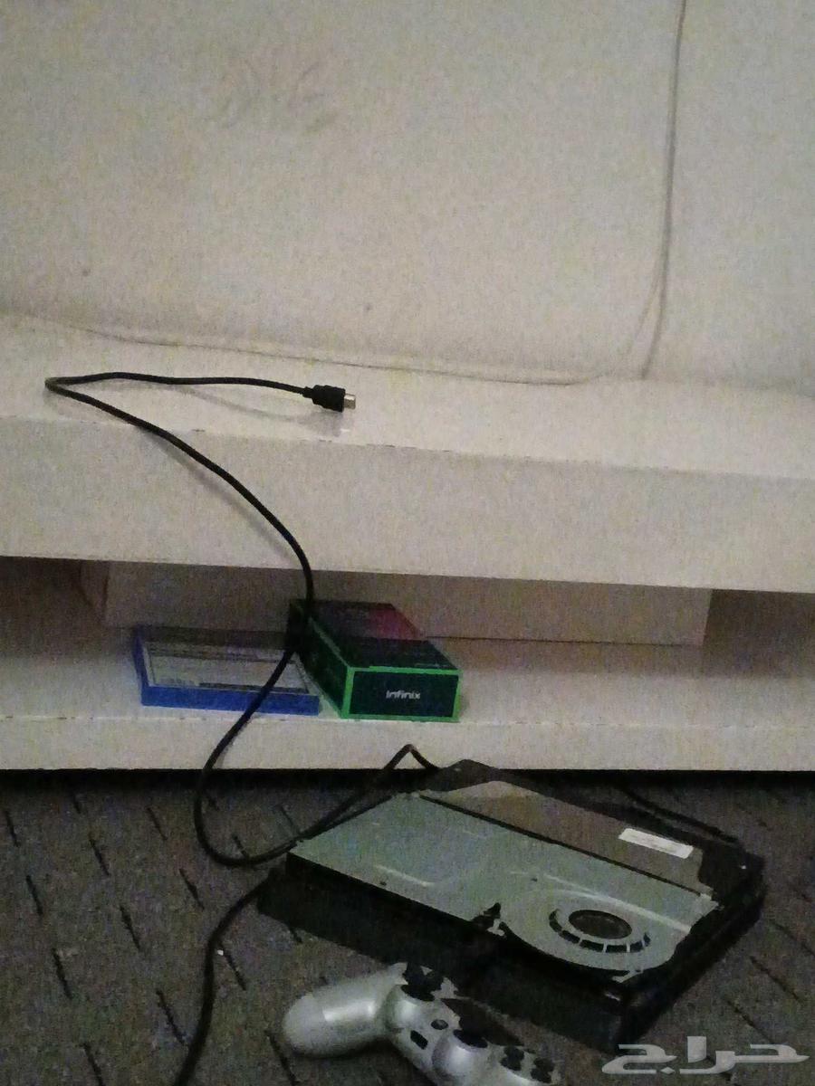 بلايستيشن 4 معه يد وشريط فيفا 25 وحساب جاهز وبلس64435340994049110