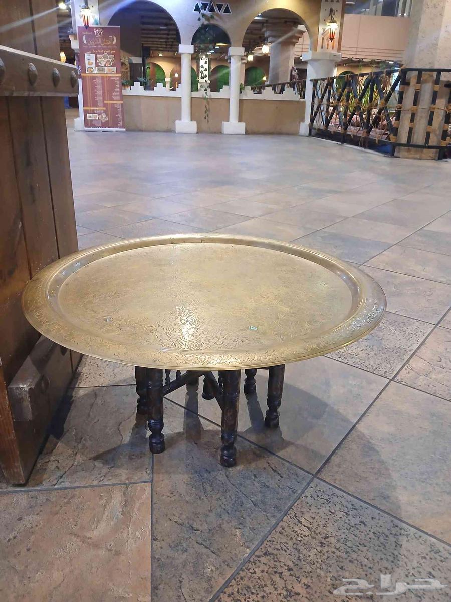 صحن مصري على شكل طاوله مع قاعده خشبيه64438270306178111