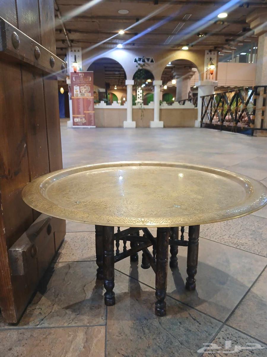 صحن مصري على شكل طاوله مع قاعده خشبيه64438270306178110