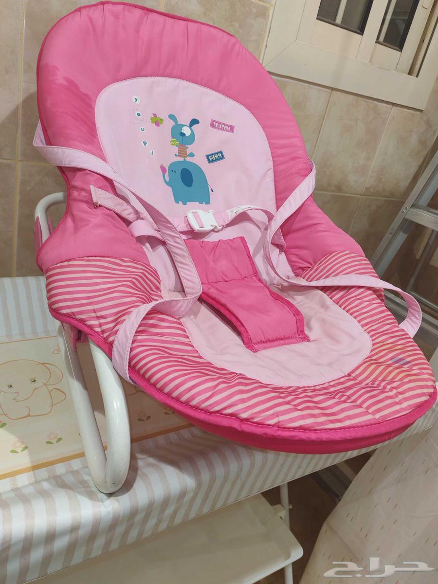 سرير طفل و طاولة حفائض و كرسي نقال و سلم لقضاء حاجة الطفل64438982191363113