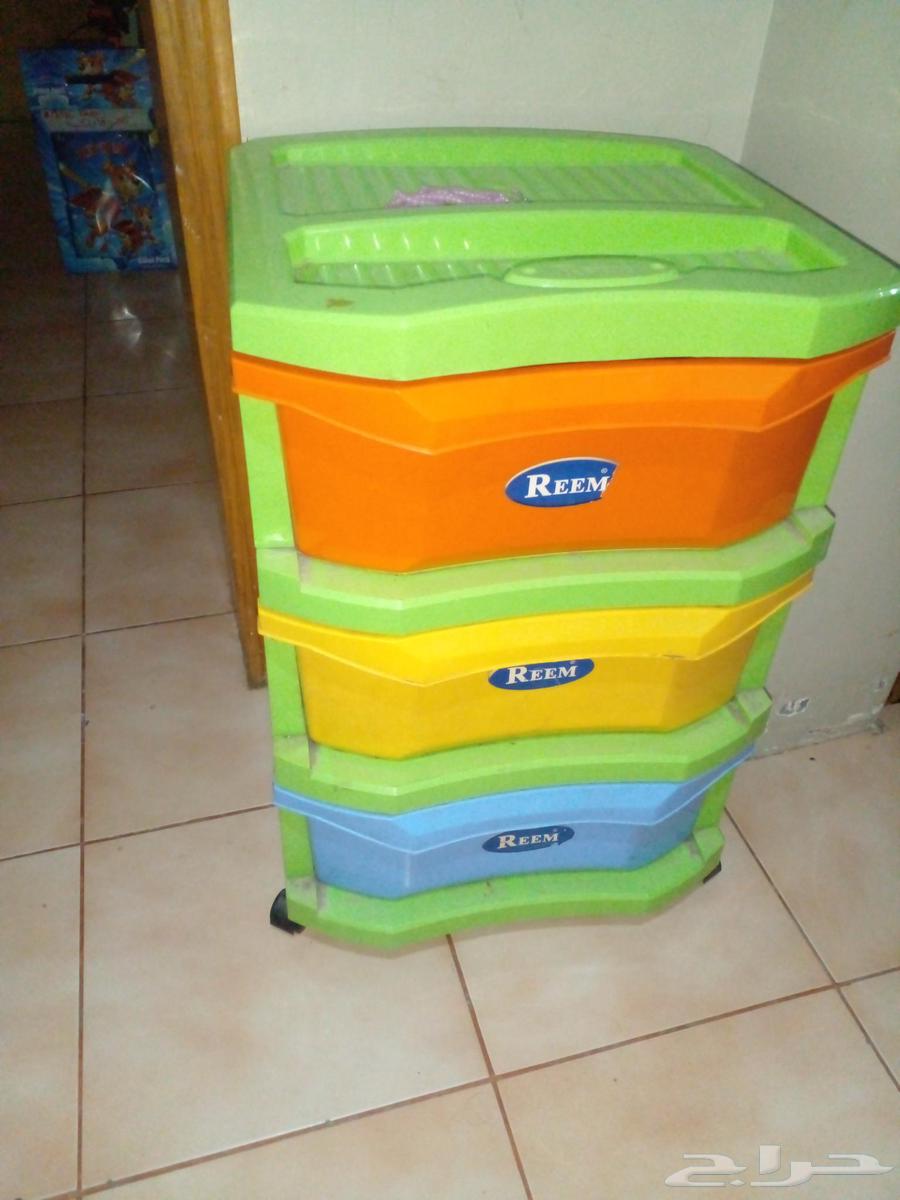 Dining table with four chairs for 100 SAR and clean drawers for 30 SAR64434687636609112