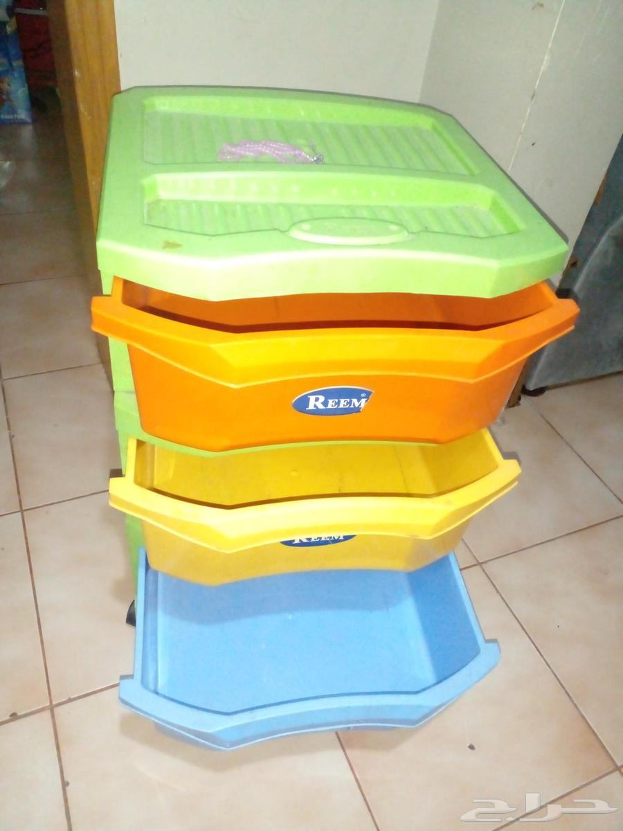 Dining table with four chairs for 100 SAR and clean drawers for 30 SAR64434687636609113