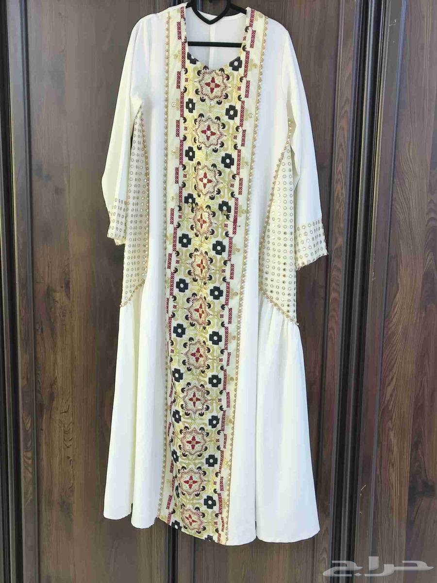 جلابية لون ابيض مع ذهبي فخمة   مقاس 1 لكن واسعه تلبس إلى 364435517672194110