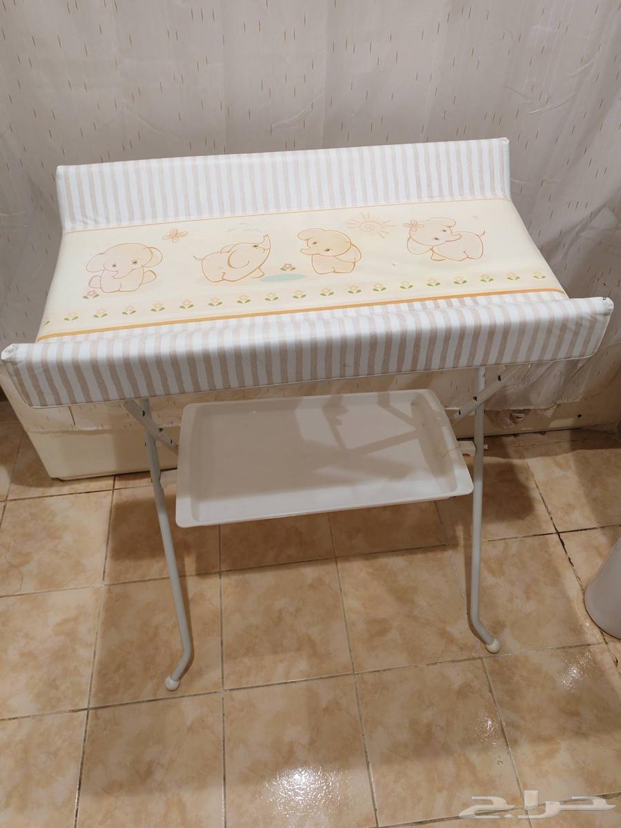 سرير طفل و طاولة حفائض و كرسي نقال و سلم لقضاء حاجة الطفل64438982191363111