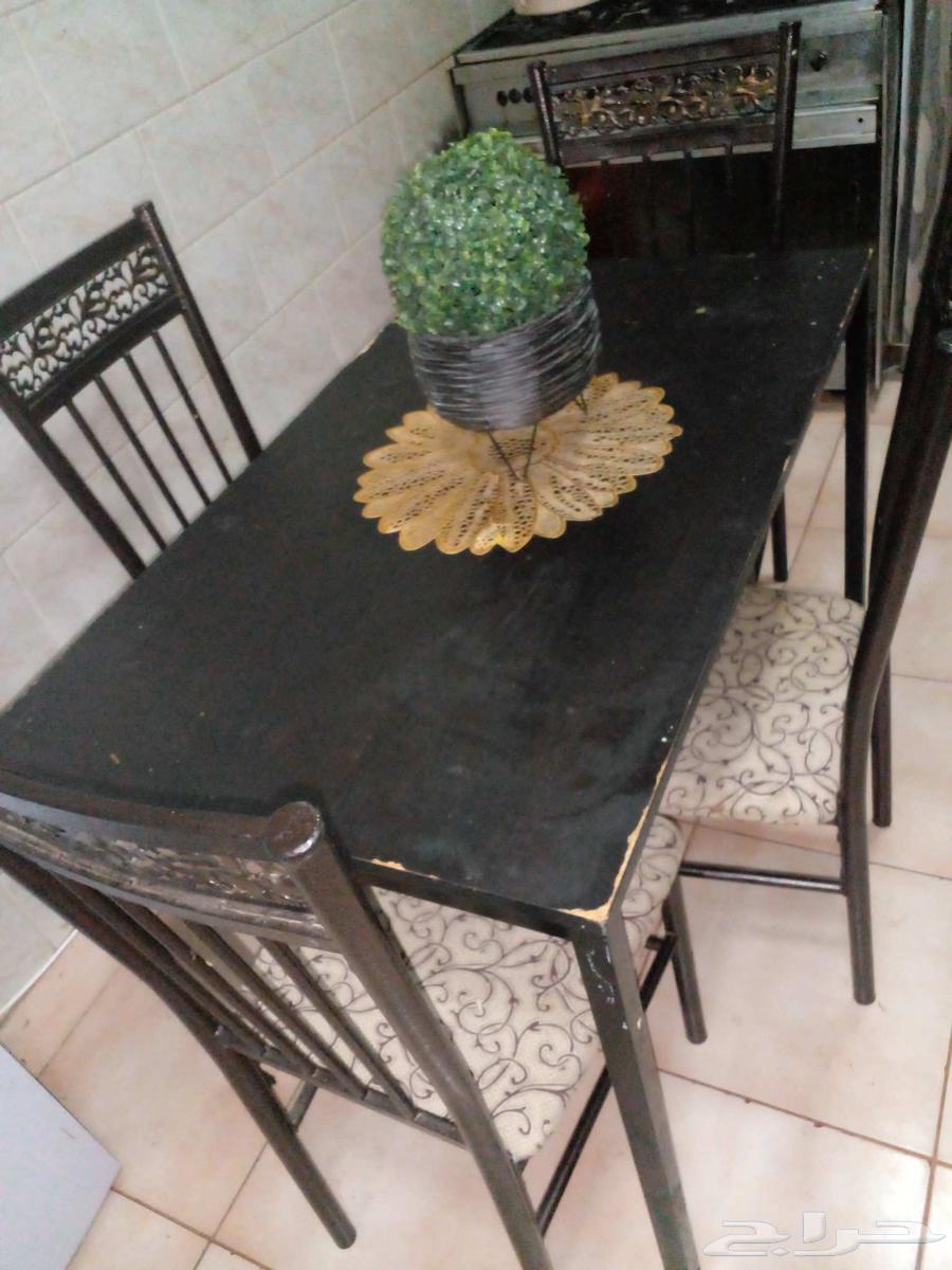 Dining table with four chairs for 100 SAR and clean drawers for 30 SAR64434687636609110