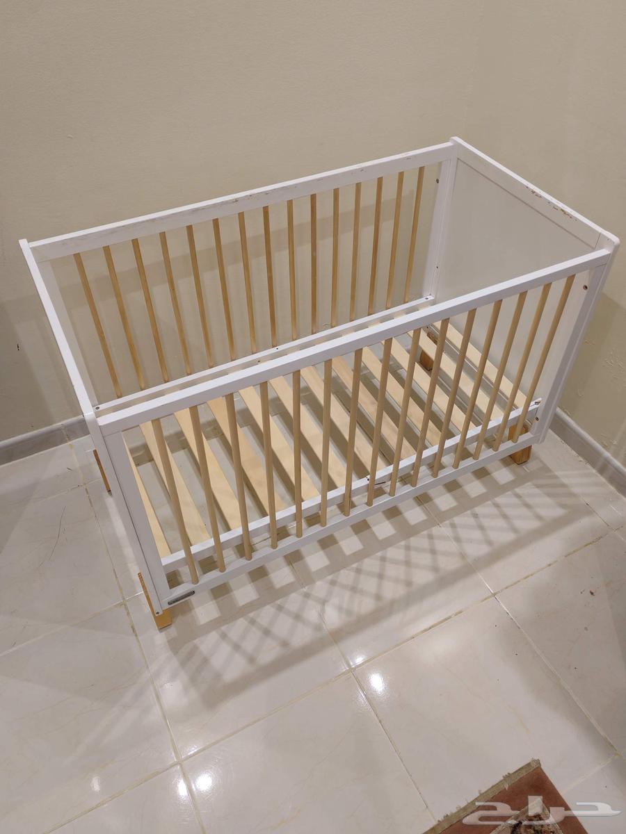 سرير طفل و طاولة حفائض و كرسي نقال و سلم لقضاء حاجة الطفل64438982191363110