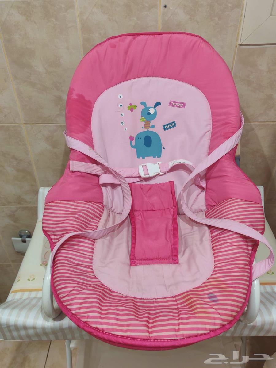 سرير طفل و طاولة حفائض و كرسي نقال و سلم لقضاء حاجة الطفل64438982191363112