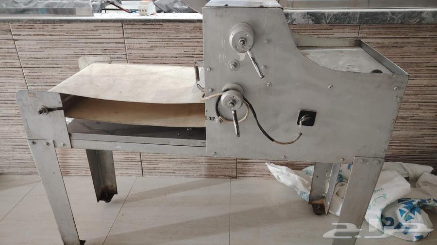 Gas oven with 4 burners for sale in good condition, dough kneader included64434619486977110