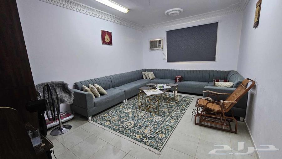 غرفة كنب مع ستارة وسجادة وستارة وطاولات ب 1400 ريال64438190203907110