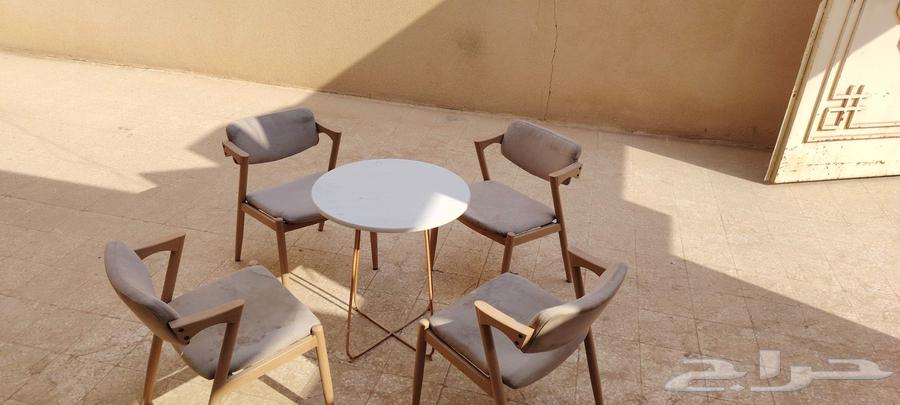 Four chairs with a used table64441144635011110