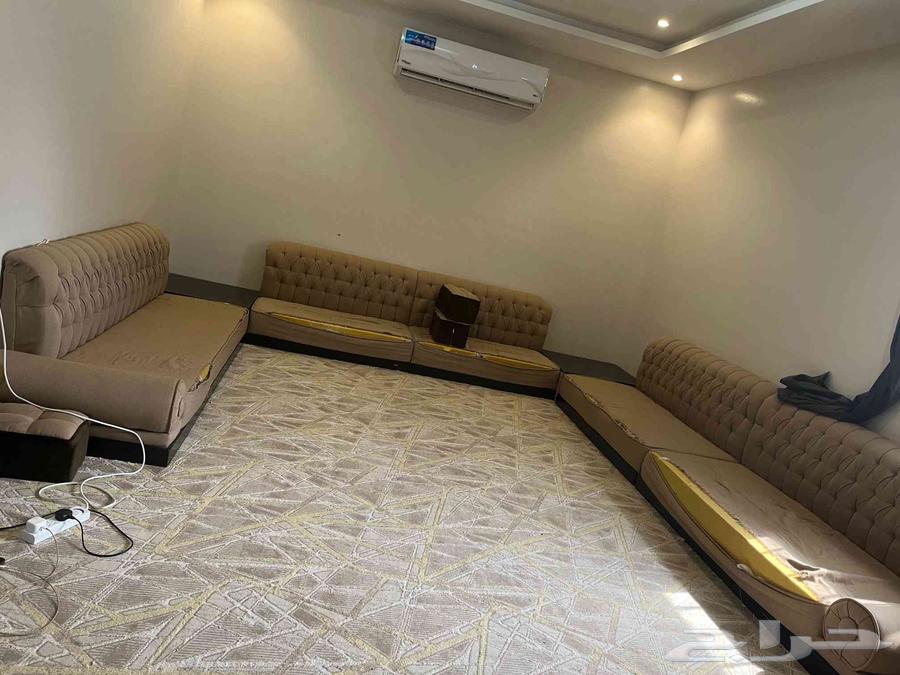 كنب مستخدم مع ركنيتين خشب و 5 تكايات للبيع ب 100 ريال64438310936451110