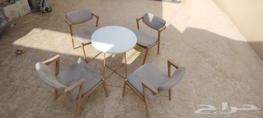 Four chairs with a used table64441144635011112