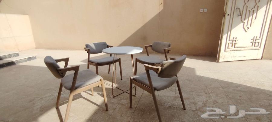 Four chairs with a used table64441144635011111