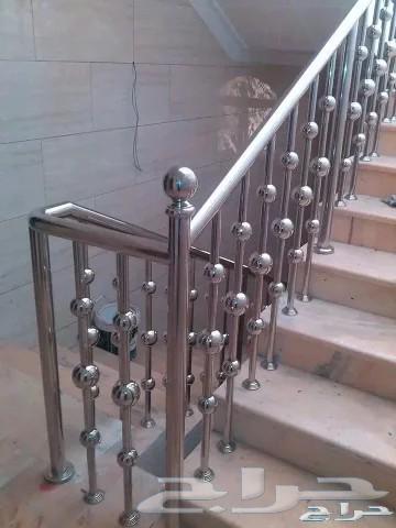 My blacksmith will fix your window, hang the zinc and nail it properly64596956330882111