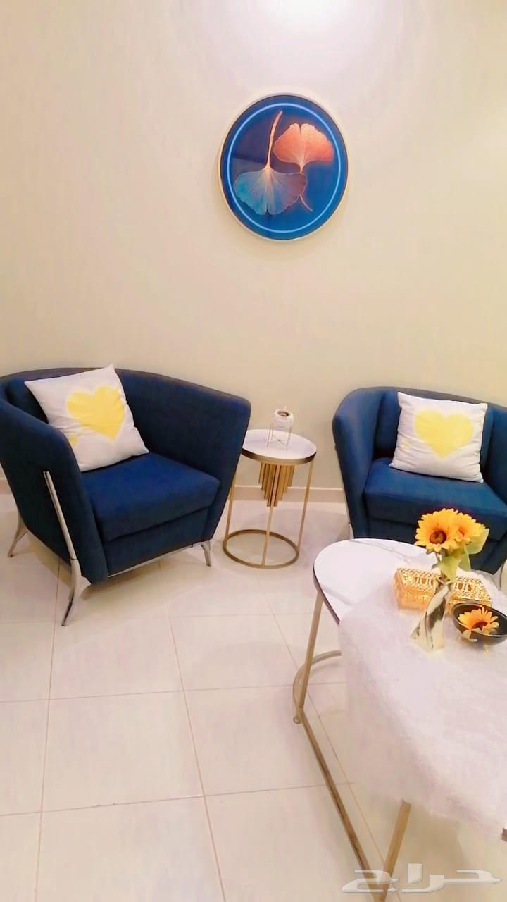 كنب مودرن نظيف جدا 2كنبه ثلاثيه   4 كرسي مفرد   مع طاولات ك64434318956418110