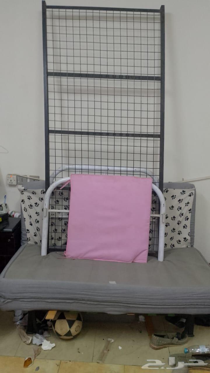 غسالة وسرير فردي بالمرتبة للبيع ومعه سرير بالمرتبة سحاب يحتا64434278594049110