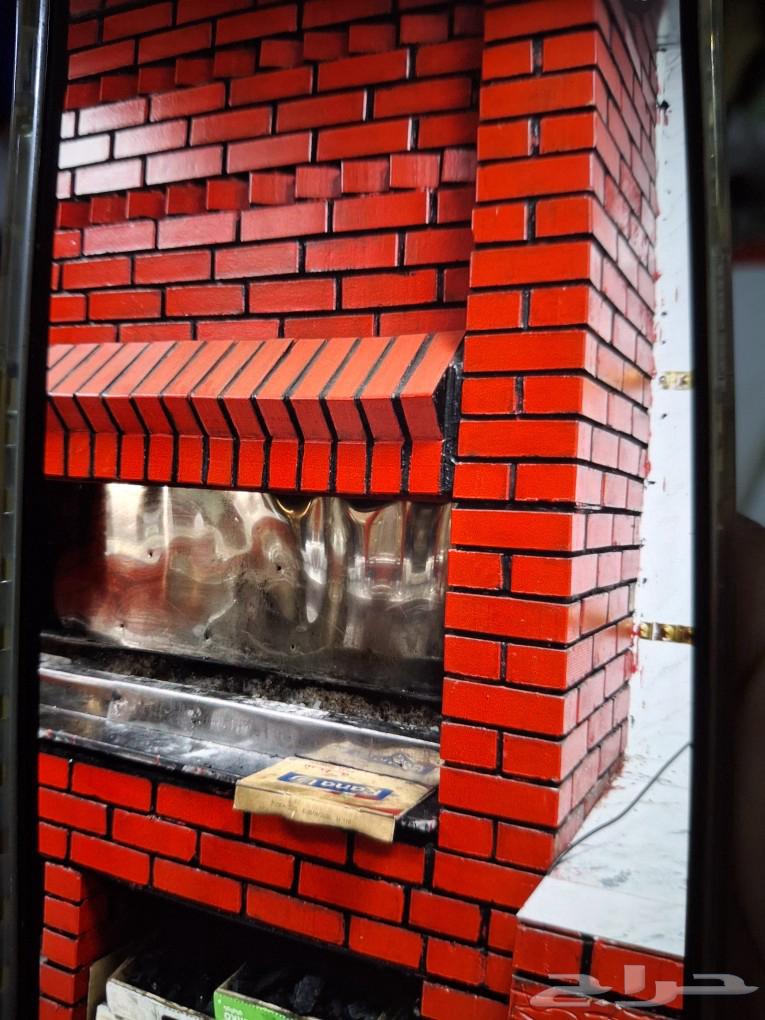 A construction worker knows how to break paint on gypsum board and install ceramic tiles instead of paint on gypsum64382887095170114