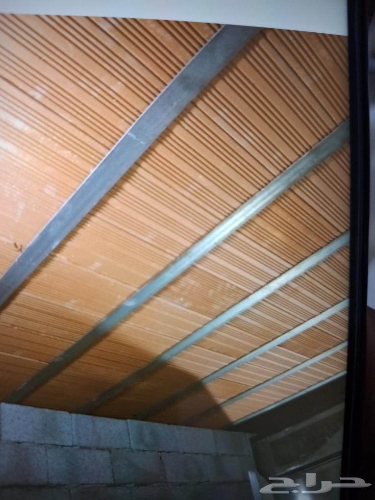 A construction worker knows how to break paint on gypsum board and install ceramic tiles instead of paint on gypsum64382887095170110