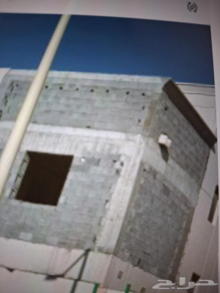 A construction worker knows how to break paint on gypsum board and install ceramic tiles instead of paint on gypsum64382887095170111