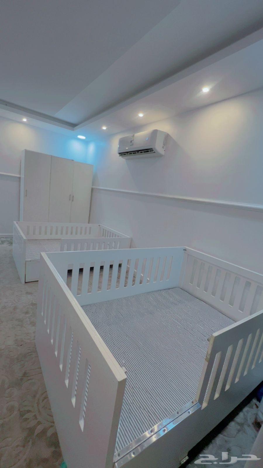 للبيع دولاب ملابس و2 سرير للنوم64439609933313111