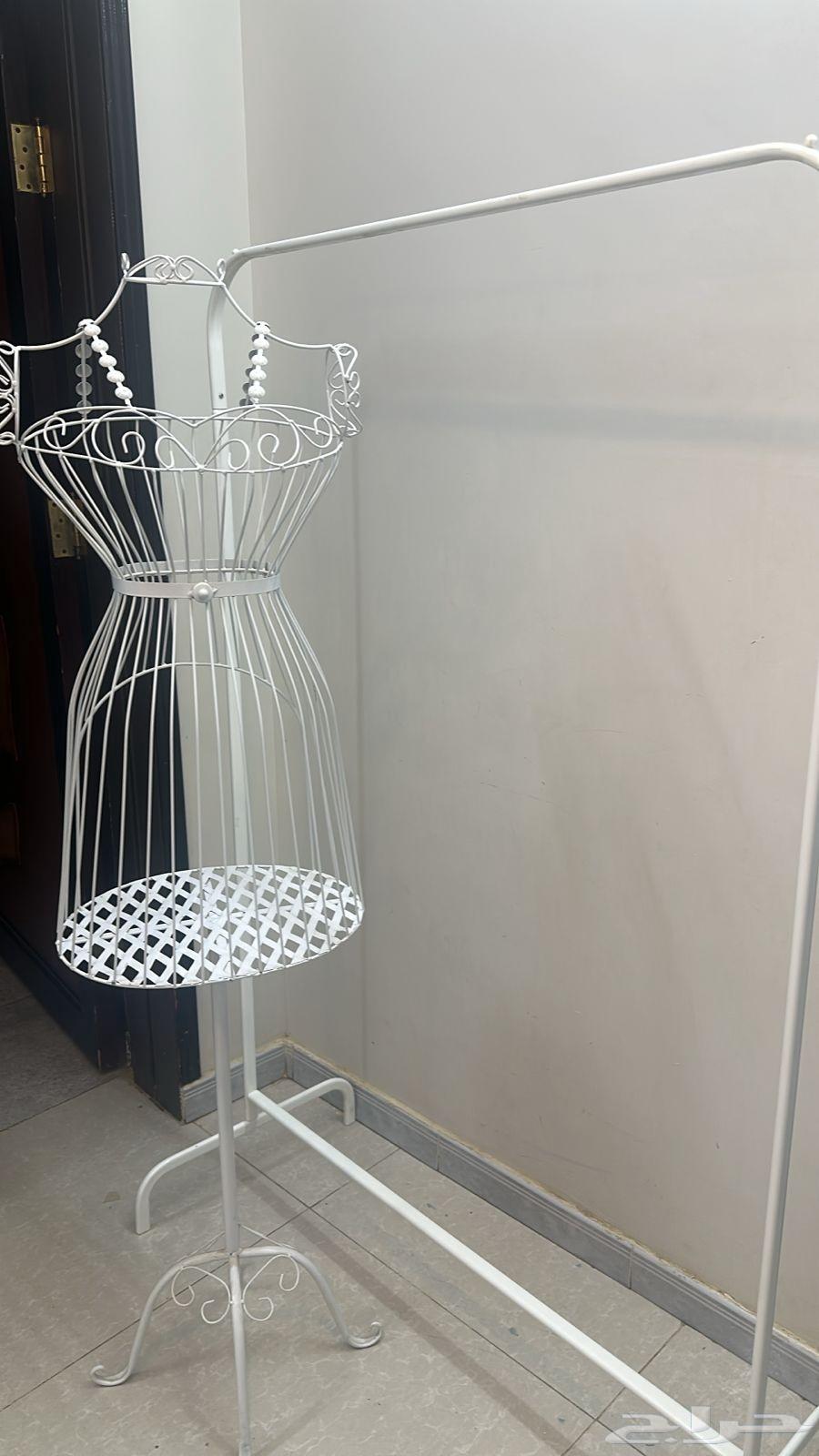 للبيع استاند ملابس ومانيكان ابيض64434197064194112