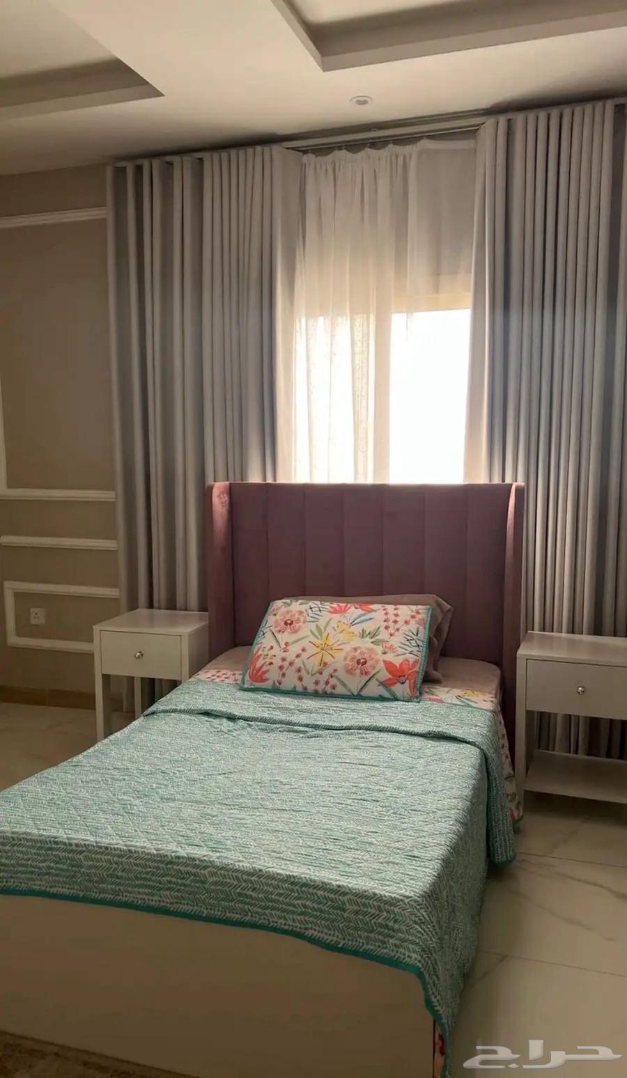 للبيع سرير نفر ونص مع الطراحة و 2 كمودينه64437759858307110