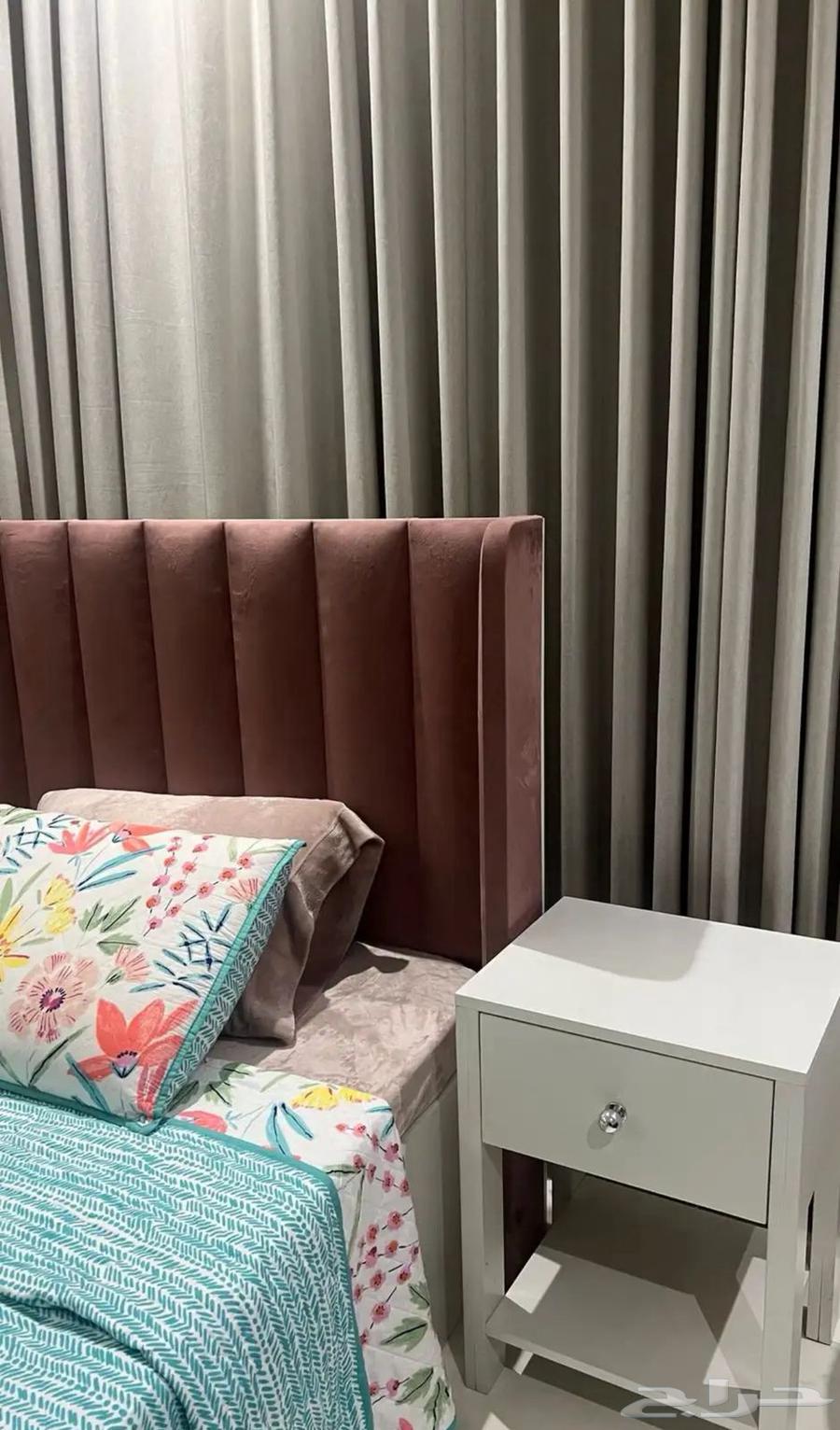 للبيع سرير نفر ونص مع الطراحة و 2 كمودينه64437759858307112