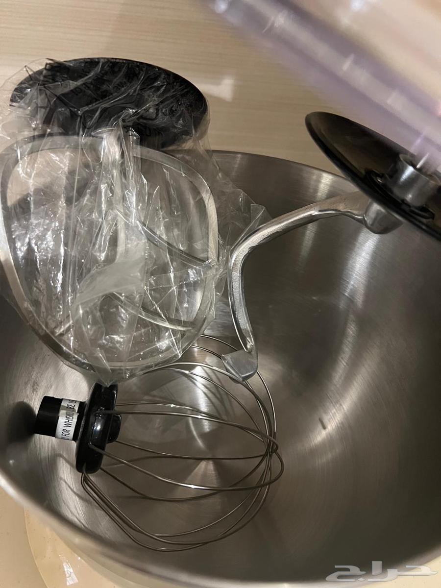 Carpet rug, wardrobe, and 4-liter mixer table64424361265282110