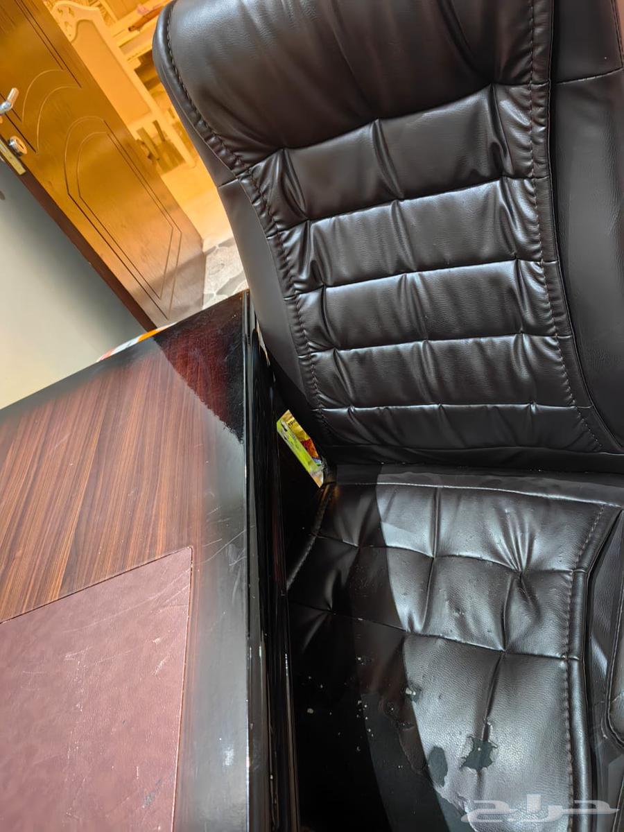 مكتب بحالة ممتازة جدا بكامل ملحقاته64437975314947114