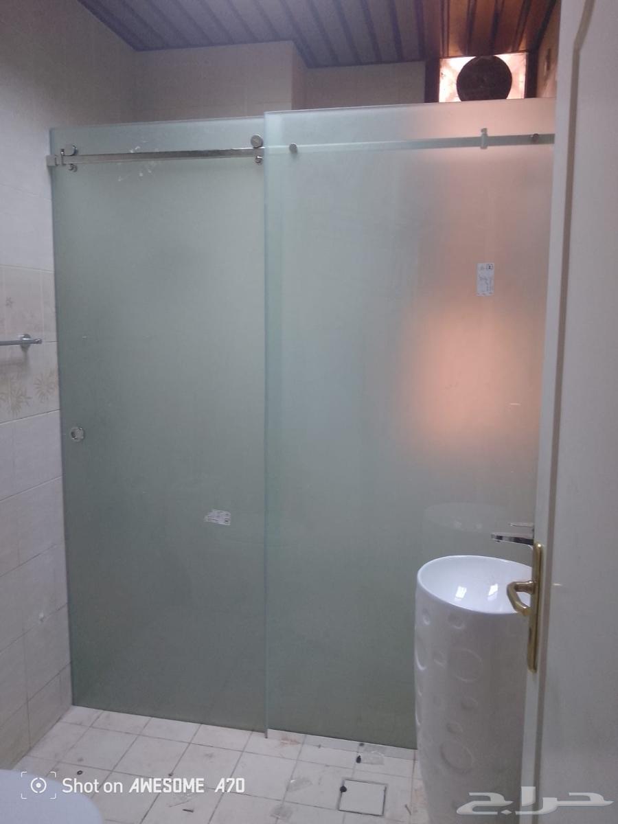 Glass technician for installing security glass and mirror showers, balustrades64229712196867110