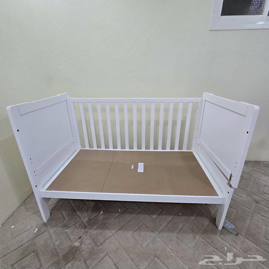 للبيع عدد 2 سرير أطفال من ايكيا نظيفين جدا خشب اصلي64445350404993112