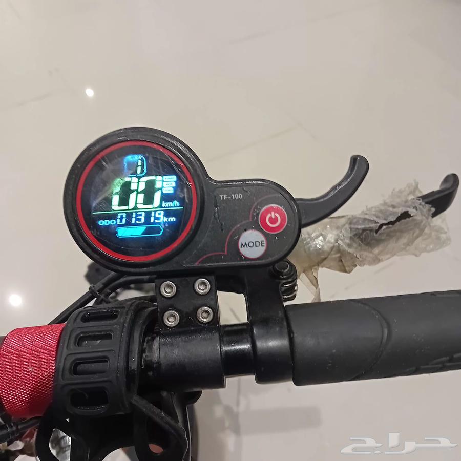 Used scooter in clean condition, but the rear tire is sensitive; please change the price to 60064611629862787110