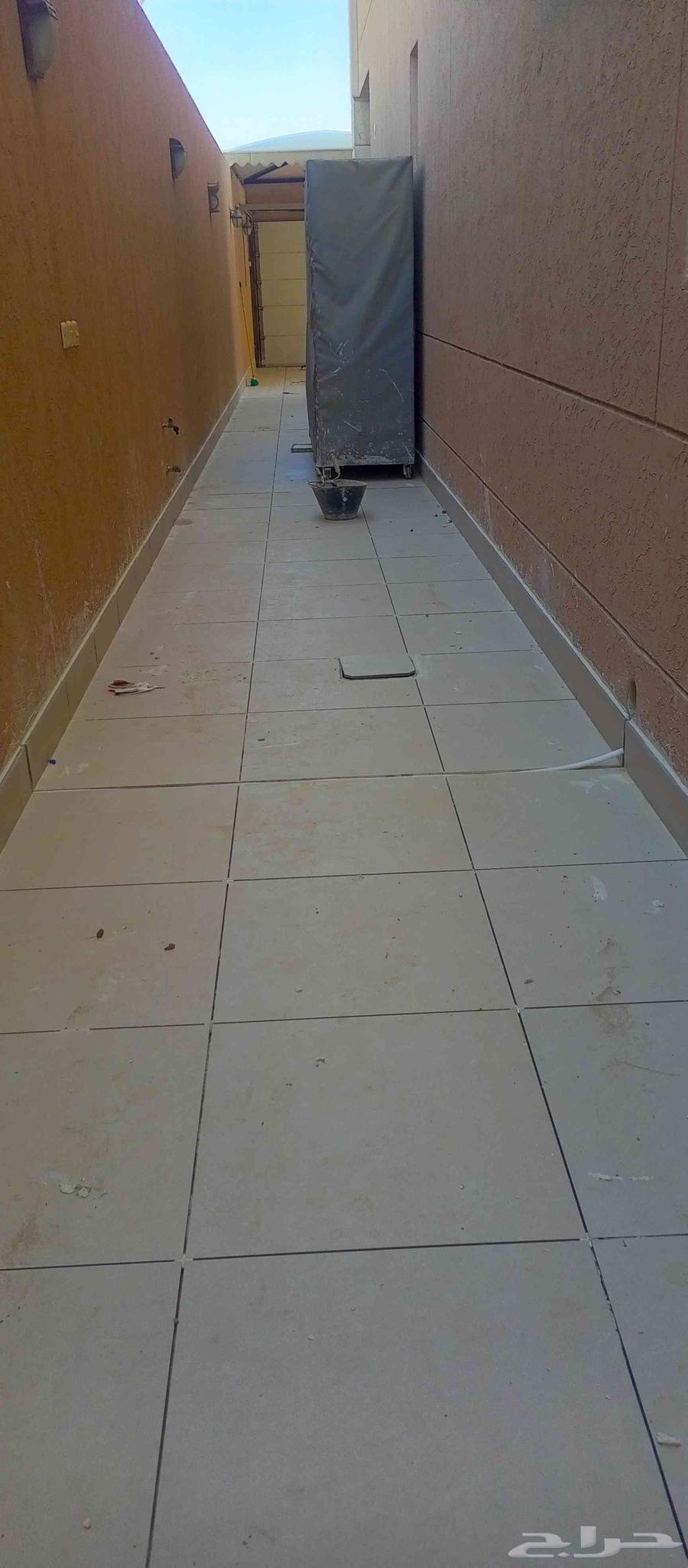 Tile worker64409477775619111