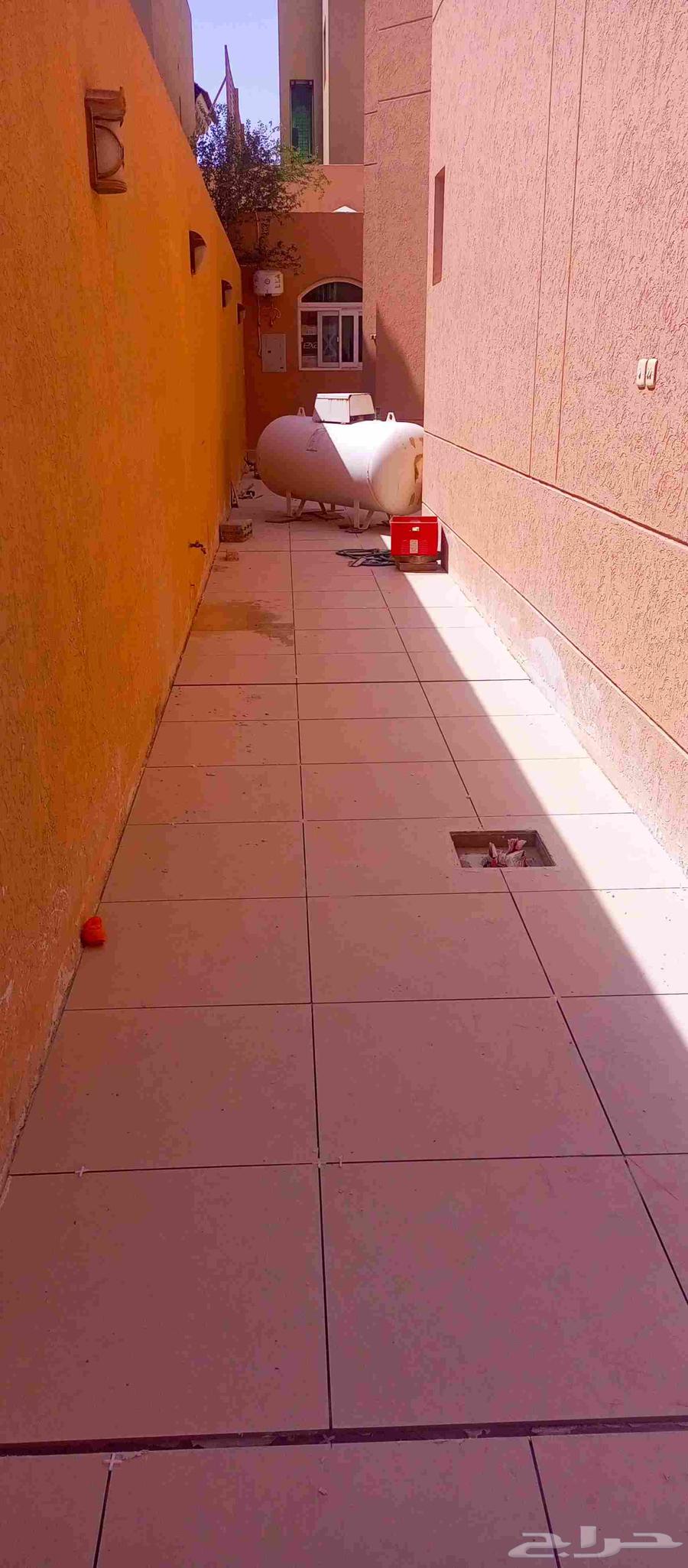 Tile worker64409477775619110