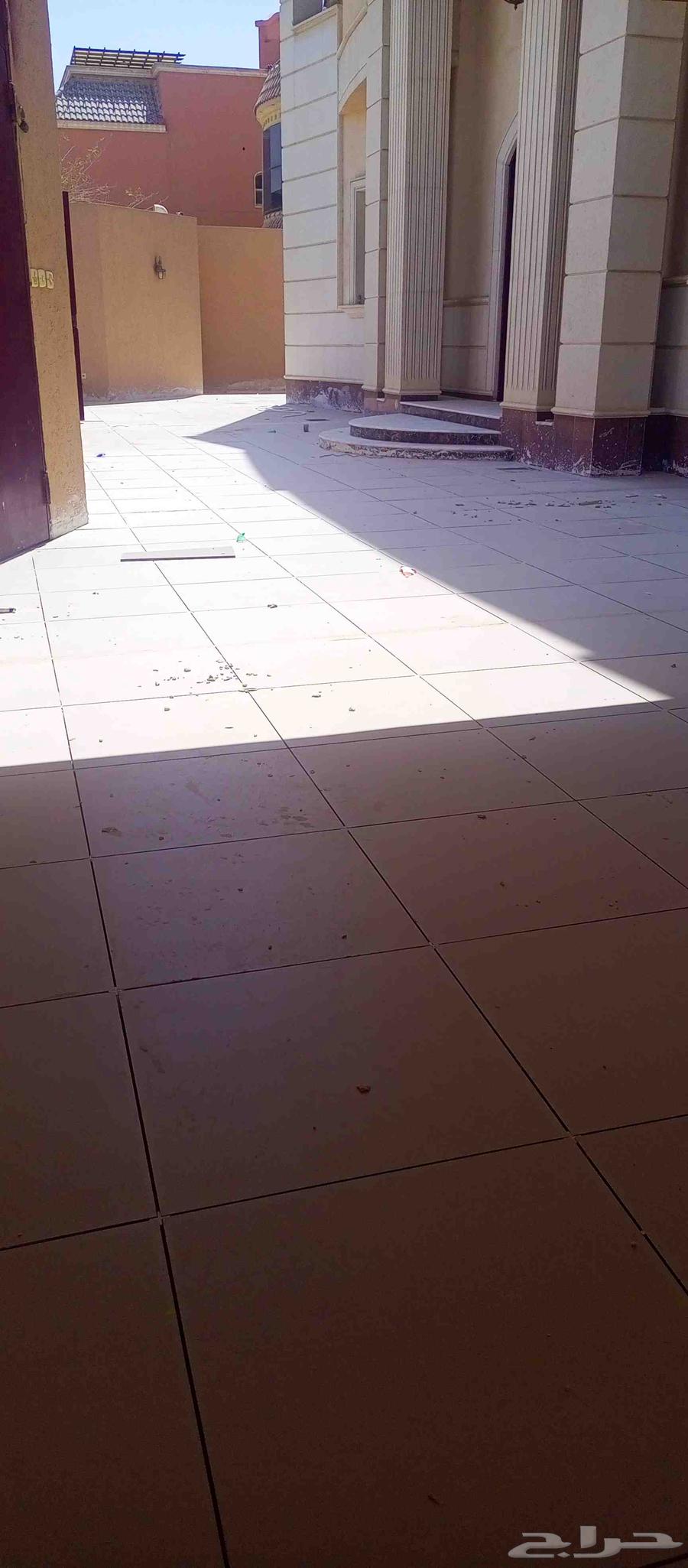 Tile worker64409477775619112